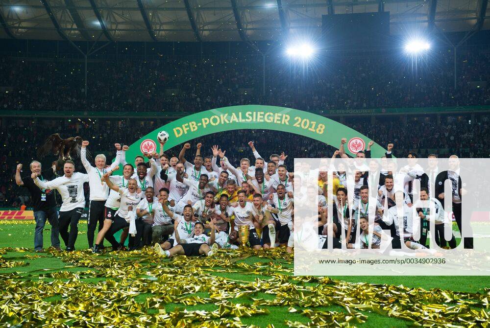 Award Ceremony Eintracht Frankfurt in the group photo with the winners cup The team of Eintracht Frankfurt is cup winner 2018 Football DFB Cup Season 2017 2018 75 Cup Final FC Bayern Munich Eintracht Frankfurt in the Olympic Stadium in Berlin Germany on 19 05 2018