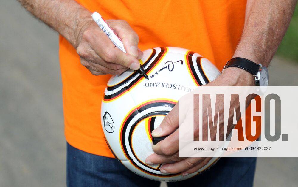 12 Thuringian Charity Open Mühlberg 01 06 2018 Mühlberg 12 Thuringian Charity Open in the picture Franz Beckbauer signs a ball