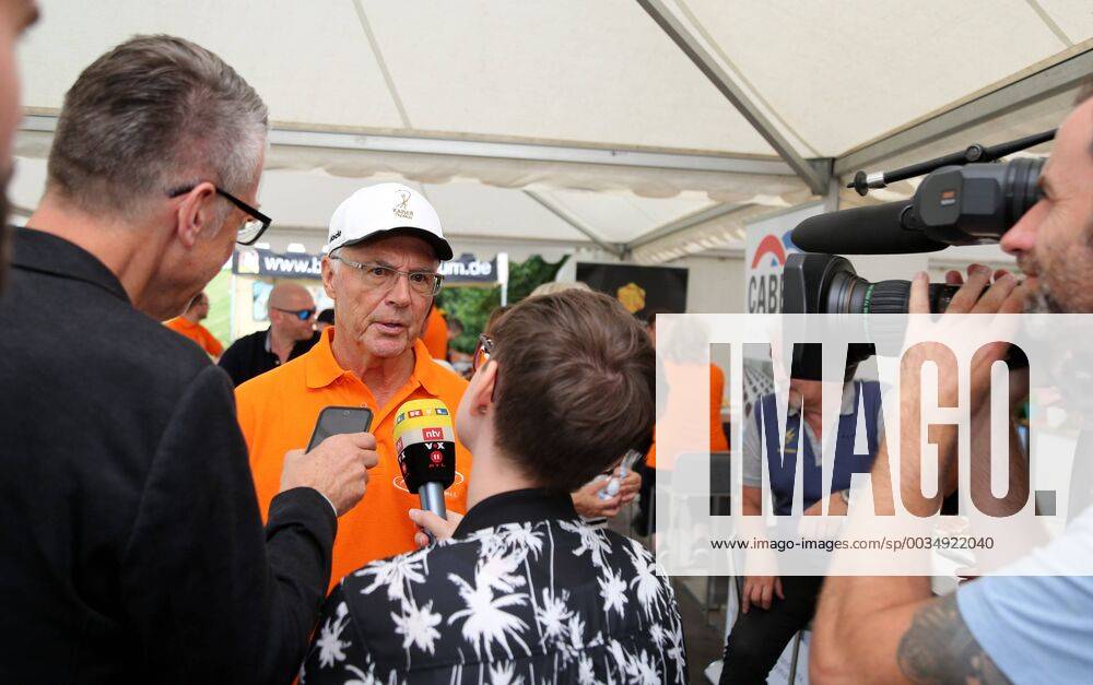 12 Thuringian Charity Open Mühlberg 01 06 2018 Mühlberg 12 Thüringer Charity Open in the picture Franz Beckenbauer surrounded by journalists