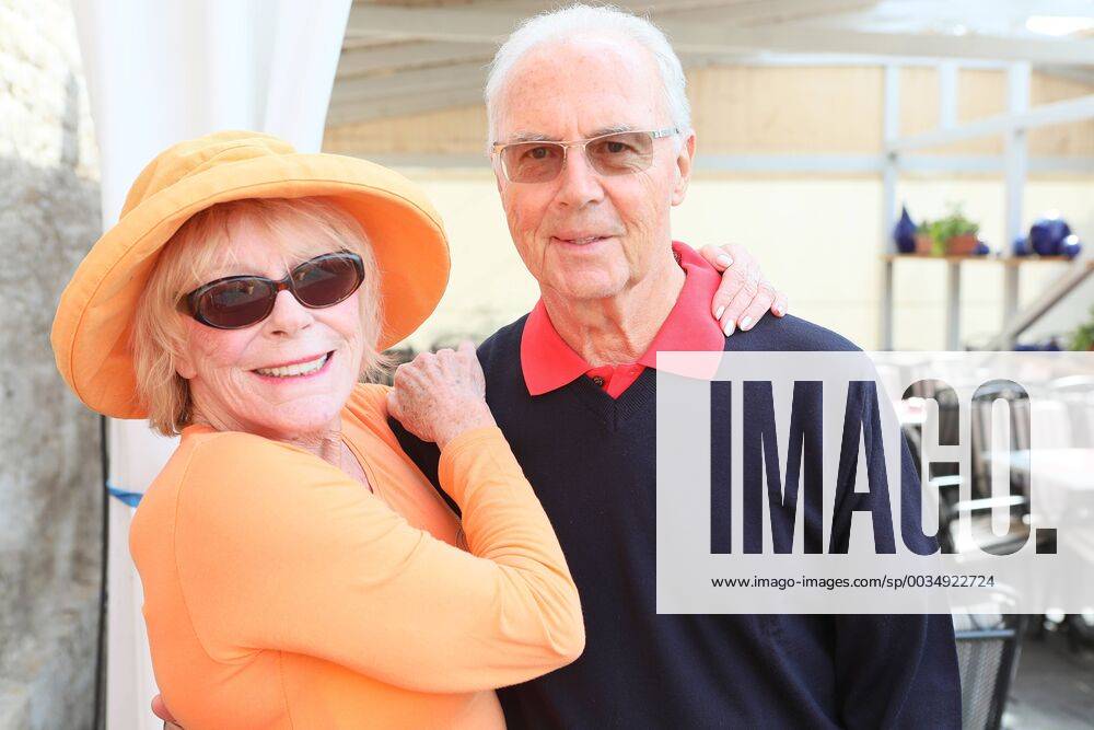 - SPORT Franz Beckenbauer während eines Golftuniers in Mühlberg trifft auf Schauspielerin Elke Sommer