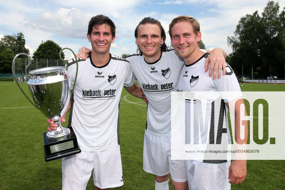 BAU 03 06 2018 Bonlanden Football SV Bonlanden vs Türkspor Stuttgart v th Triple goal scorer Steffen Schmidt Bonlanden with trophy Maximilian Schwarz Markus Grosshans Bonlanden