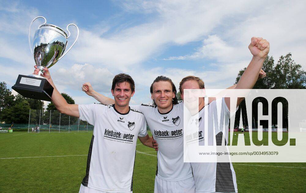 BAU 03 06 2018 Bonlanden Football SV Bonlanden vs Türkspor Stuttgart v th Triple goal scorer Steffen Schmidt Bonlanden with trophy Maximilian Schwarz Markus Grosshans Bonlanden