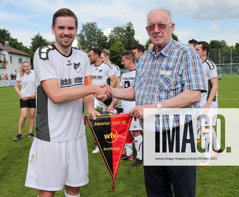 BAU 03 06 2018 Bonlanden Soccer SV Bonlanden vs Türkspor Stuttgart Relay ladder Gerhard Fischer Bezirk Stuttgart On the right, Captain Andreas Pottmeyer Bonlanden hands over the pennant