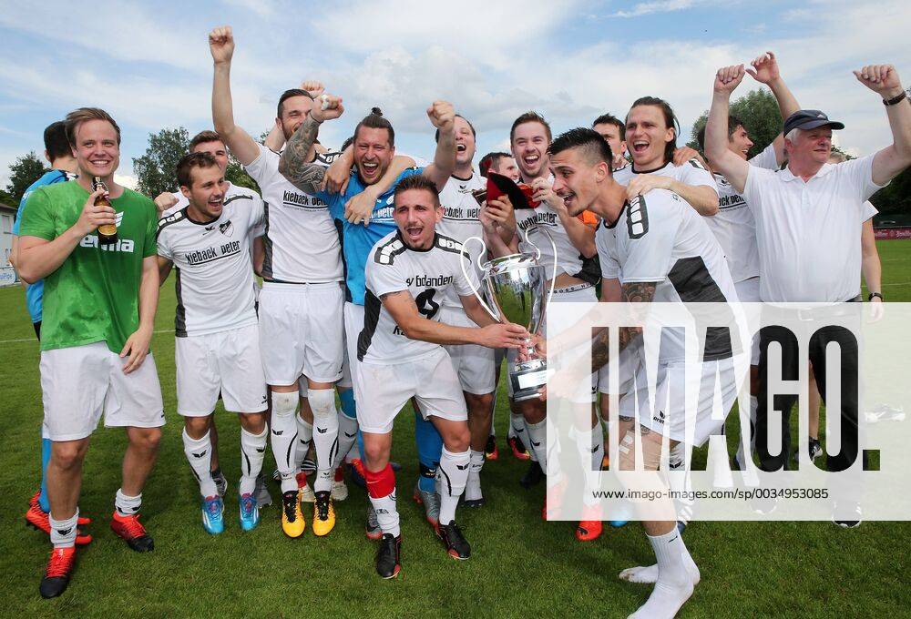 BAU 03 06 2018 Bonlanden Soccer SV Bonlanden vs Türkspor Stuttgart Team photo of champions Bonlanden v l Ömür Karatas and Fabio Andretti at the cup