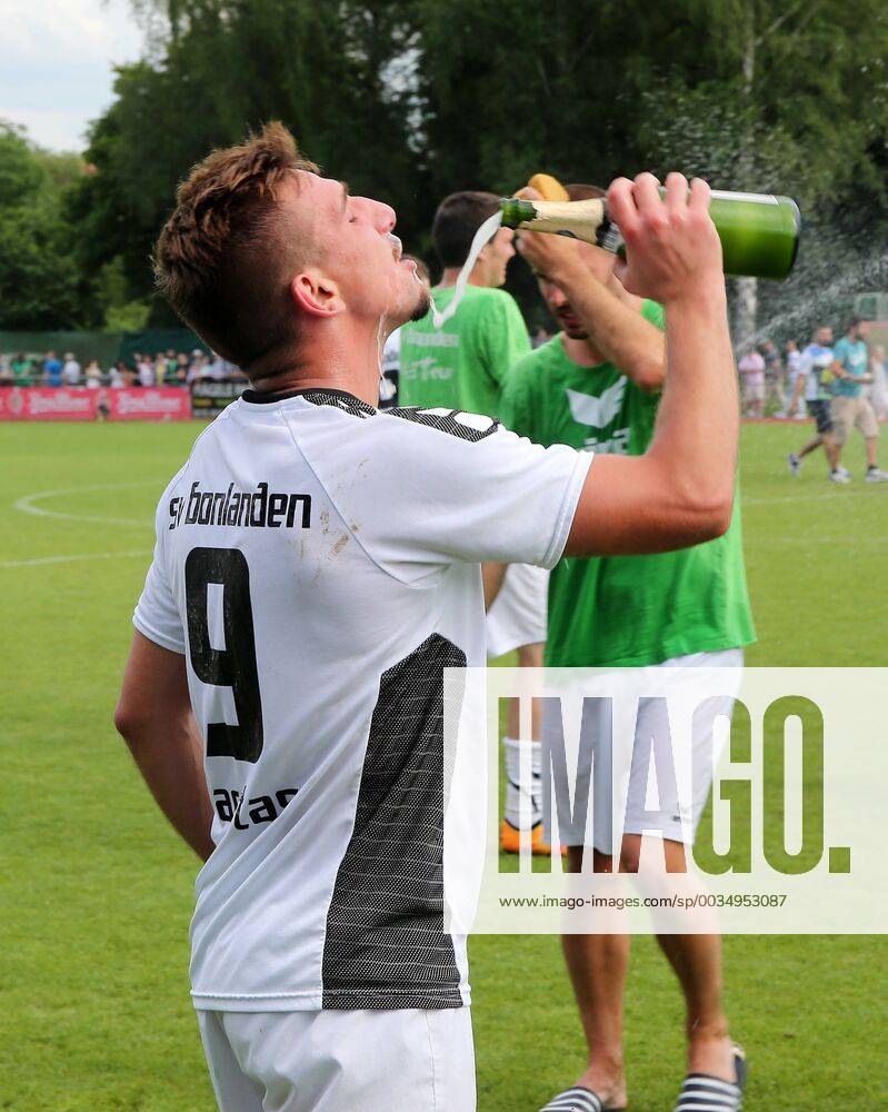 BAU 03 06 2018 Bonlanden Football SV Bonlanden vs Türkspor Stuttgart Ömür Karatas Bonlanden drinks from the champagne bottle