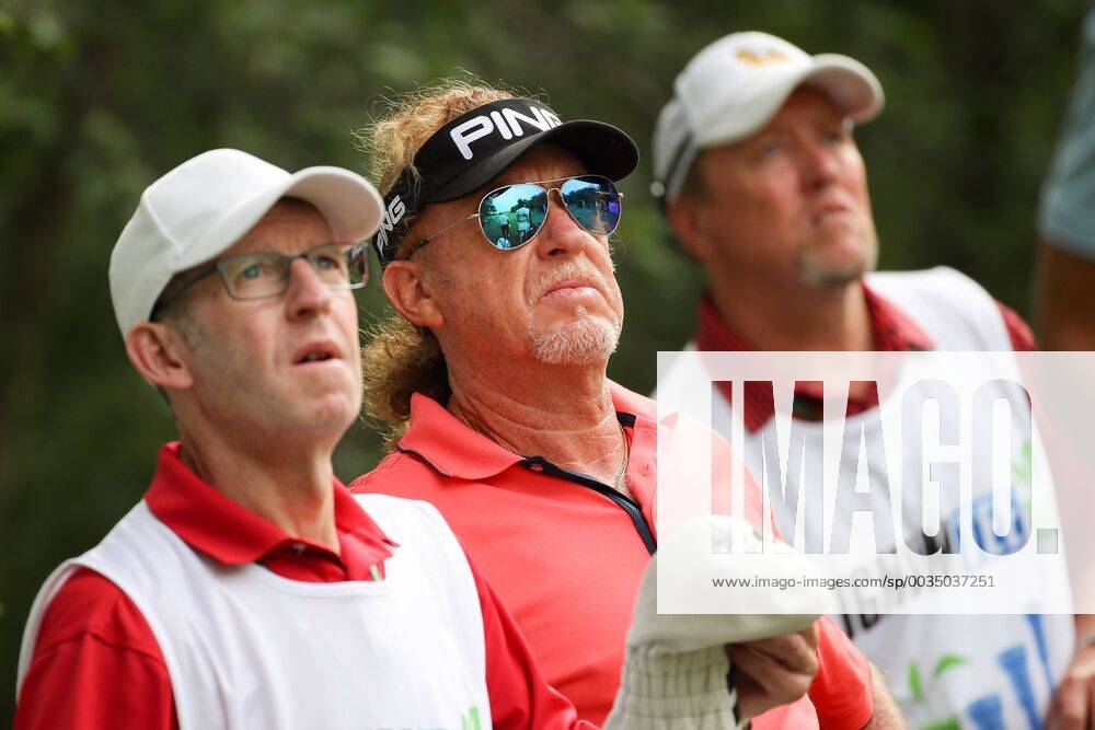 GOLF - PGA Golf Herren Shot Clock Masters 2018 ATZENBRUGG,AUSTRIA,08.JUN.18 - GOLF - PGA European Tour, Shot Clock Masters, Diamond Country Club. Image shows Miguel Angel Jimenez (ESP) with his caddy. GEPAxpictures xChristianxWalgram