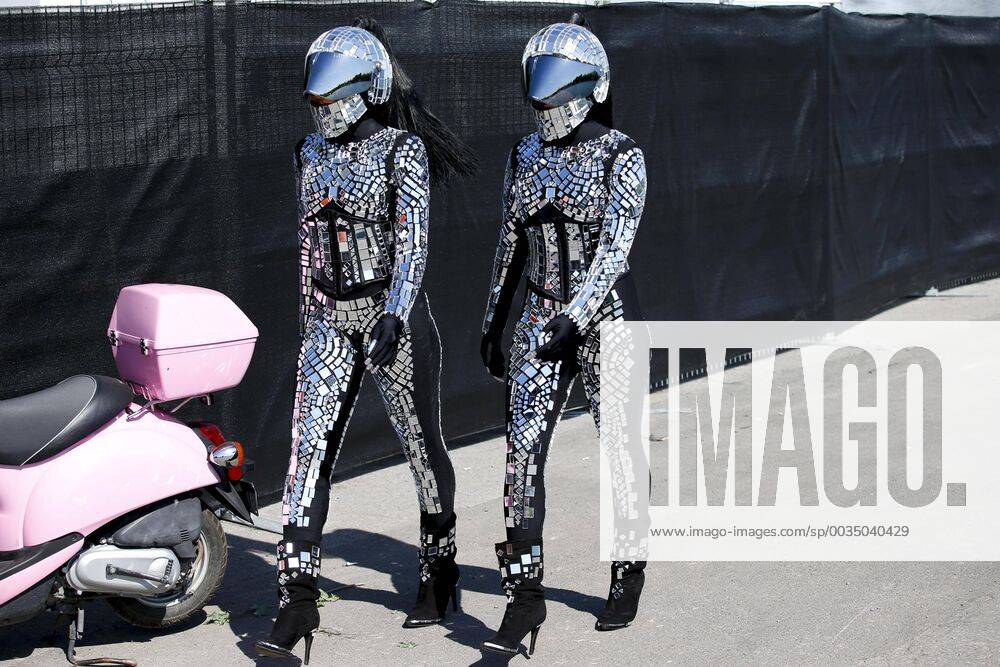 Motorsports: FIA Formula One World Championship WM Weltmeisterschaft 2018, Grand Prix of Canada 2 women in mirror suit Montreal Canada