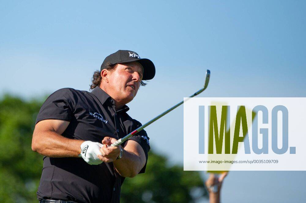 Phil Mickelson hits his drive from the 11th tee in the first round of the 118th U.S. Open Championship at Shinnecock Hills Golf Club in Southampton, New York on June 14, 2018. NYP20180614121 COREYxSIPKIN
