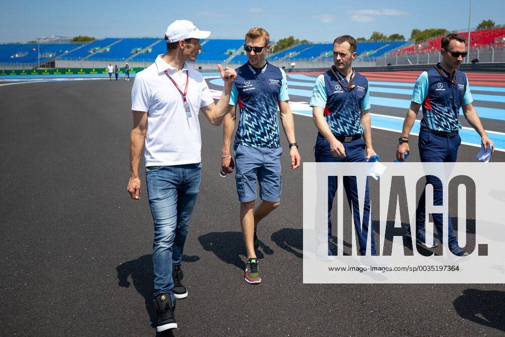 Sergei Sirotkin Williams Martini Racing visits the track with team members Grand Prix of France 2018 Race Motorsport Formula 1 21 06 2018 Grand Prix of France 2018 Race Motorsport Formula 1 21 06 2018 Le Castellet