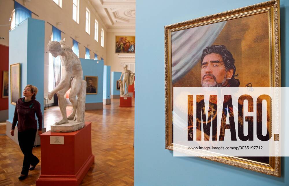 ST PETERSBURG, RUSSIA – JUNE 21, 2018: Portrait of retired Argentine footballer Diego Maradona by Italian artist Fabrizio Birimbelli on display at the Like the Gods exhibition featuring paintings of football stars in historical uniforms at the Museum of the Russian Academy of Arts during the 2018 FIFA World Cup WM Weltmeisterschaft Fussball Alexander Demianchuk TASS 83927463st