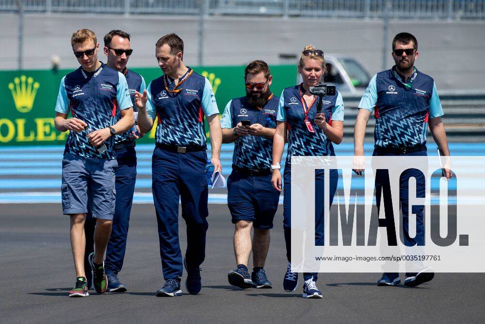 Sergei Sirotkin Williams Martini Racing visits the track with team members Grand Prix of France 2018 Race Motorsport Formula 1 21 06 2018 Grand Prix of France 2018 Race Motorsport Formula 1 21 06 2018 Le Castellet
