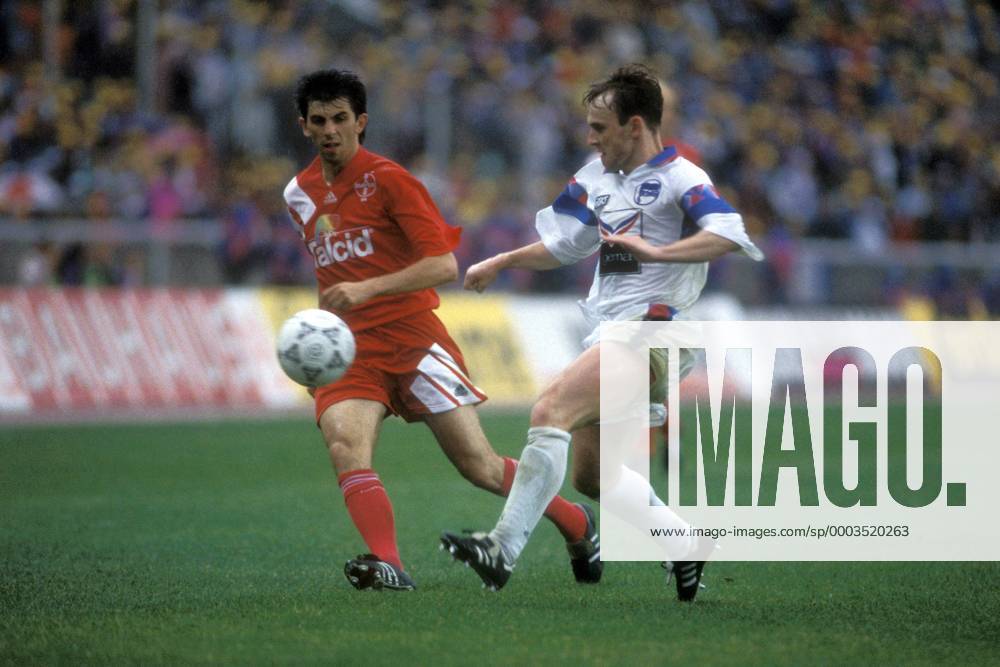 Ioan Lupescu (Leverkusen, li.) gegen Wolfgang Kolczyk (Hertha Amateure) Fußball Herren DEUTSCHSPRACHIGE SPORTZEITSCHRIFTEN UND -ZEITUNGEN NUR NACH RÜCKSPRACHE, DFB Pokal 1992 1993, Finale Gruppe Pokalendspiel, Pokalfinale Berlin Dynamik, Fußball Herren DEUTSCHSPRACHIGE SPORTZEITSCHRIFTEN UND -ZEITUNGEN NUR NACH RÜCKSPRACHE, DFB Pokal 1992 1993, Finale Gruppe Pokalendspiel, Pokalfinale Berlin Dynamik,