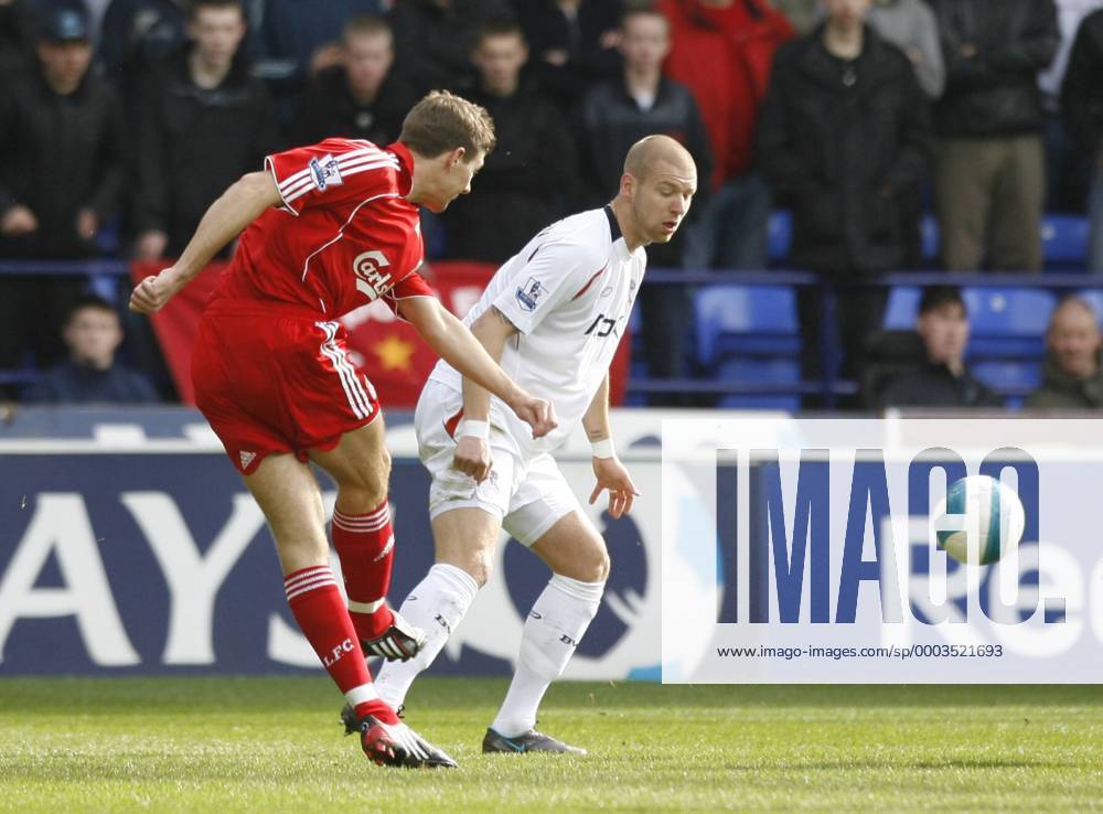 Steven Gerrard (Liverpool, li.) erzielt das 0:1 - . Fußball Herren English Premier League 2007 2008, 1. Englische Liga, Bolton Wanderers - FC Liverpool Gruppe Bolton Dynamik, Fußball Herren English Premier League 2007 2008, 1. Englische Liga, Bolton Wanderers - FC Liverpool Gruppe Bolton Dynamik,