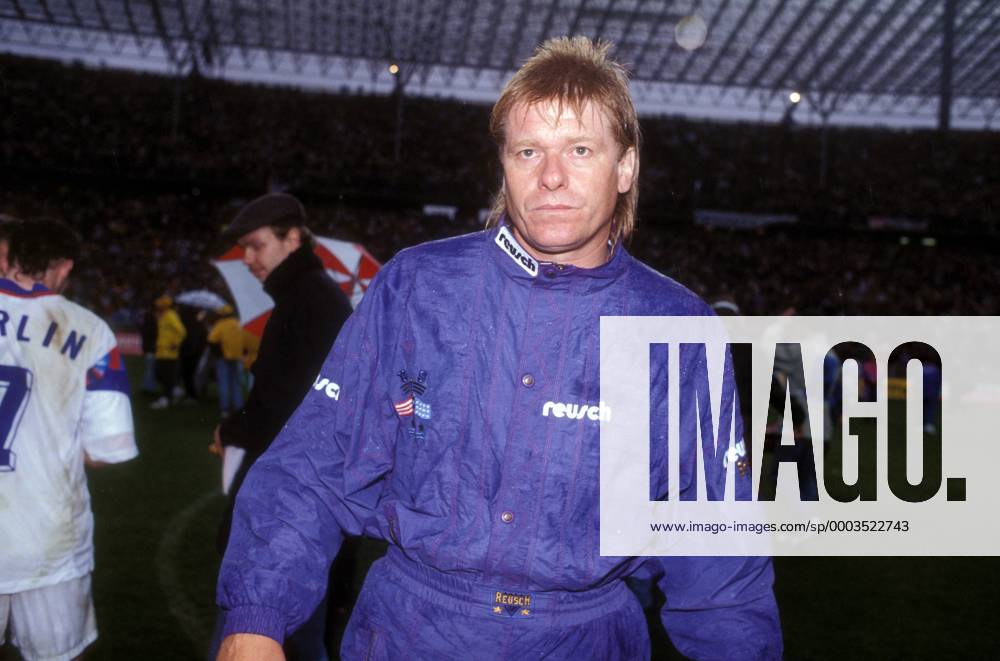 Trainer Jochem Ziegert (Hertha Amateure) nachdenklich Fußball Herren DEUTSCHSPRACHIGE SPORTZEITSCHRIFTEN UND -ZEITUNGEN NUR NACH RÜCKSPRACHE, DFB Pokal 1992 1993 Finale Einzelbild Berlin Nachdenklichkeit, Fußball Herren DEUTSCHSPRACHIGE SPORTZEITSCHRIFTEN UND -ZEITUNGEN NUR NACH RÜCKSPRACHE, DFB Pokal 1992 1993 Finale Einzelbild Berlin Nachdenklichkeit,