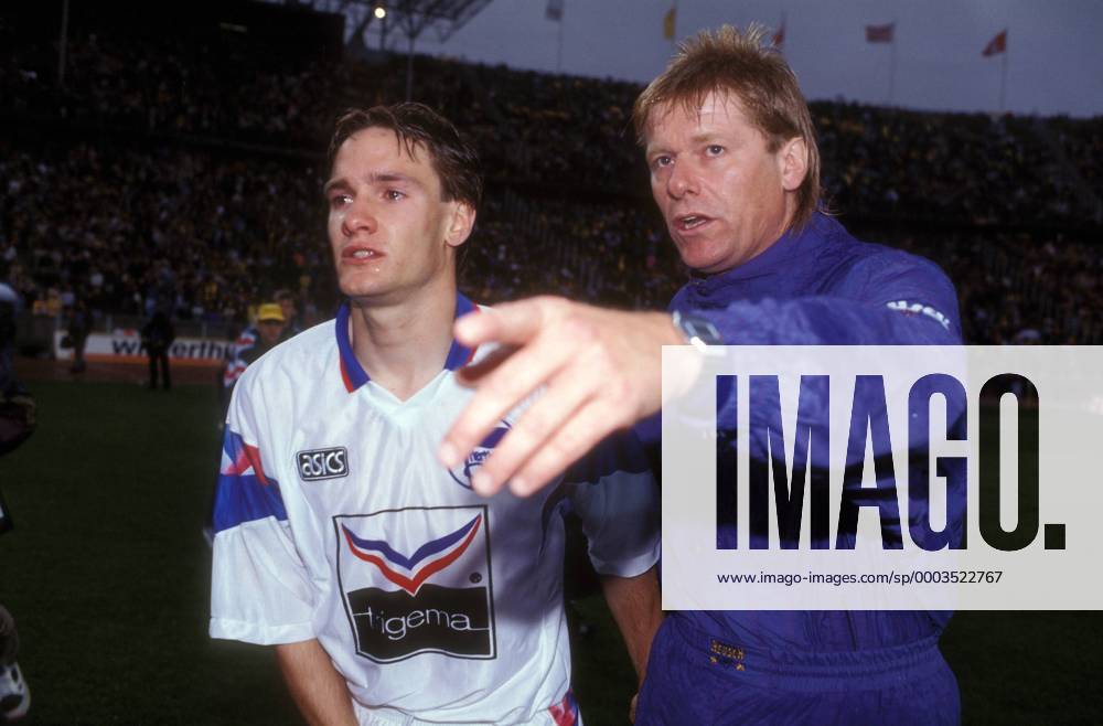 Trainer Jochem Ziegert (re.) tröstet nach der Finalniederlage Andreas Schmidt (beide Hertha Amateure) Fußball Herren DEUTSCHSPRACHIGE SPORTZEITSCHRIFTEN UND -ZEITUNGEN NUR NACH RÜCKSPRACHE, DFB Pokal 1992 1993 Finale Gruppe Berlin Harmonie, Fußball Herren DEUTSCHSPRACHIGE SPORTZEITSCHRIFTEN UND -ZEITUNGEN NUR NACH RÜCKSPRACHE, DFB Pokal 1992 1993 Finale Gruppe Berlin Harmonie,