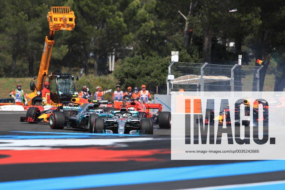 24th June 2018, Circuit Paul Ricard, Le Castellet, France; French Formula One Grand Prix, race day; Mercedes AMG Petronas Motorsport, Lewis Hamilton leads as Vettel causes a collission with Bottas ActionPlus12040279 Octane
