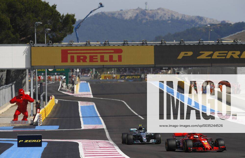 Motorsports: FIA Formula One World Championship WM Weltmeisterschaft 2018, Grand Prix of France, 5 Sebastian Vettel (GER, Scuderia Ferrari), 77 Valtteri Bottas (FIN, Mercedes AMG Petronas Motorsport), Le Castellet France