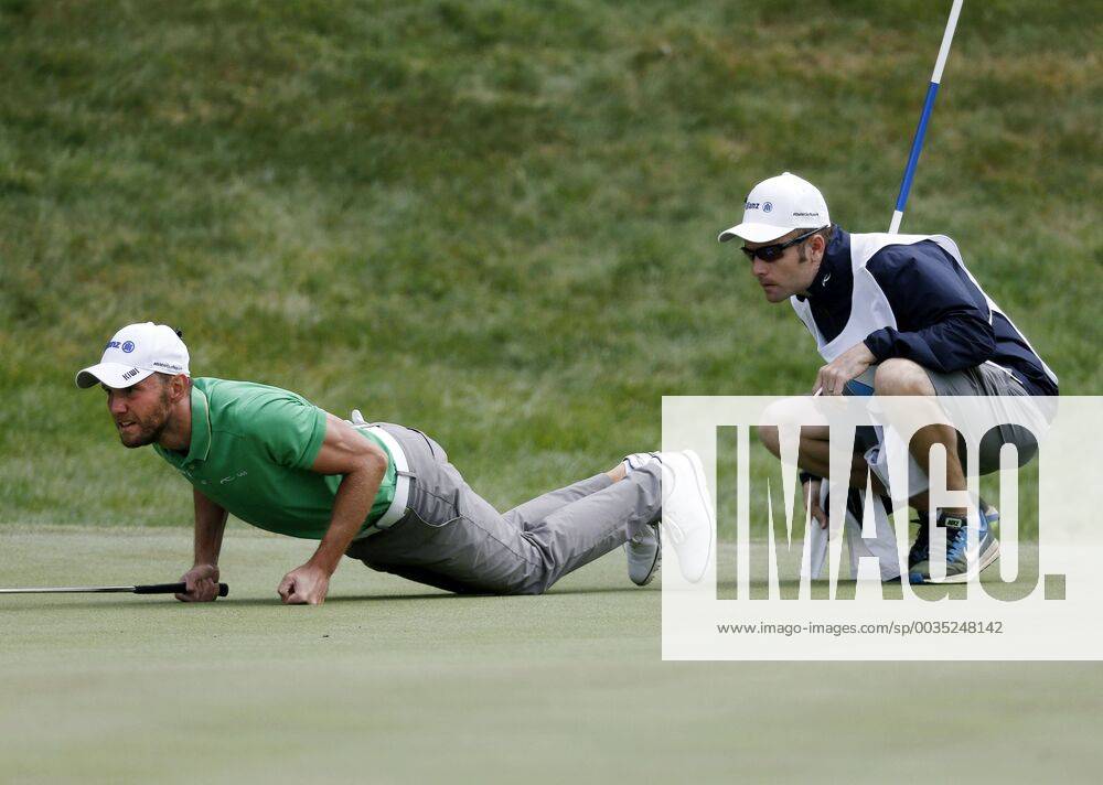 Golf 30 BMW International Open Golf Club Lärchenhof Pulheim near Cologne on 24 June 2018 Maximilian KIEFFER GER li is trying to read Green Green together with his caddy re in order to sink the ball in the hole with a successful putt