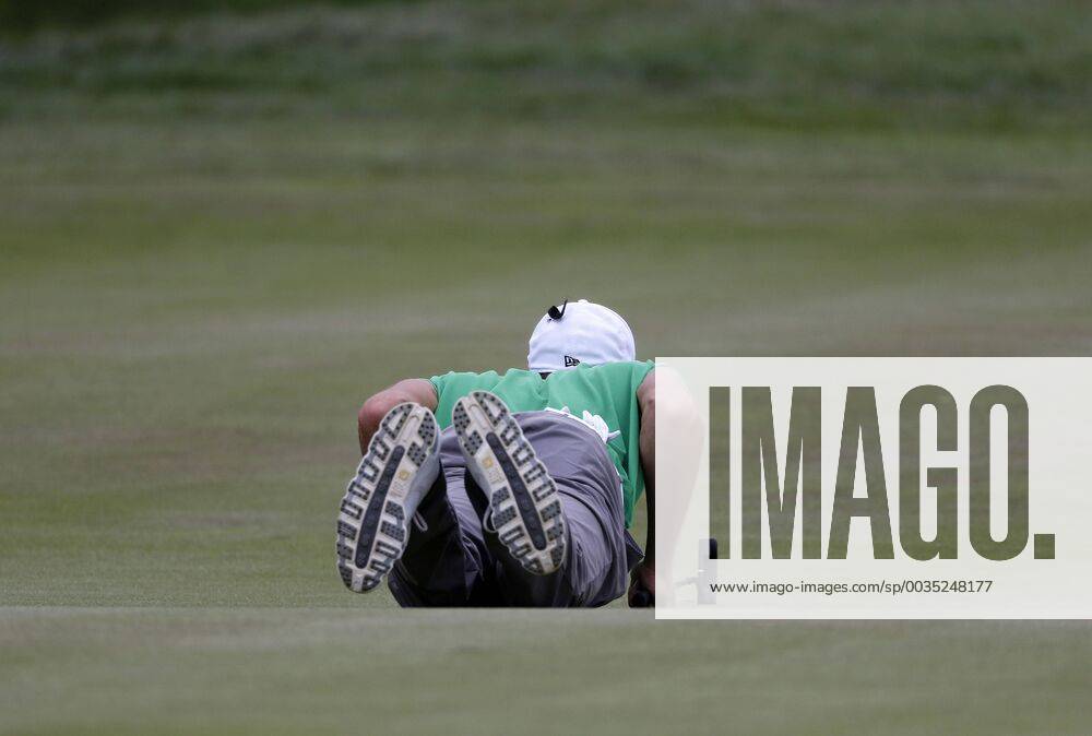 Golf 30 BMW International Open Golf Club Lärchenhof Pulheim near Cologne on 24 June 2018 Maximilian KIEFFER GER tries to read the Green Green while lying down to sink the ball into the hole with a successful putt