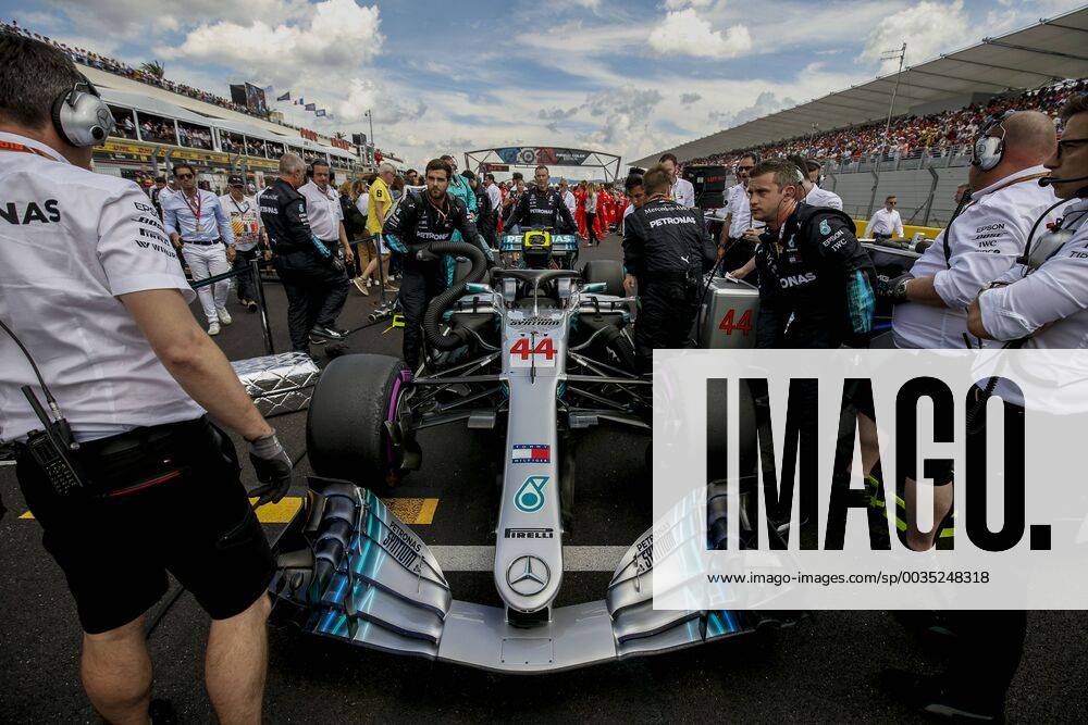 Motorsports: FIA Formula One World Championship WM Weltmeisterschaft 2018, Grand Prix of France, Mechanic of Mercedes AMG Petronas Motorsport Le Castellet France