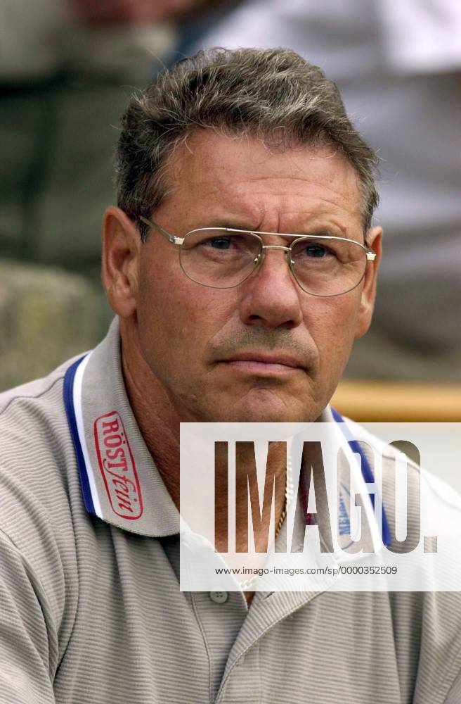 Trainer Eberhard Vogel (Magdeburg) Fußball Herren Saison 2001 2002, Saisonvorbereitung, Test, Testspiel, Regionalliga Nord, 3.Liga, 1.FC Magdeburg Porträt Döbern
