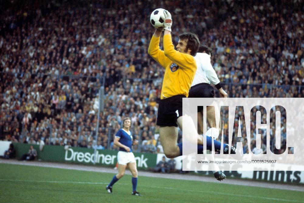 Torwart Jürgen Croy (DDR) im Duell Fußball WM Herren DEUTSCHSPRACHIGE SPORTZEITSCHRIFTEN UND -ZEITUNGEN NUR NACH RÜCKSPRACHE 1974 Gruppe Hamburg Dynamik, Fußball WM Herren DEUTSCHSPRACHIGE SPORTZEITSCHRIFTEN UND -ZEITUNGEN NUR NACH RÜCKSPRACHE 1974 Gruppe Hamburg Dynamik,