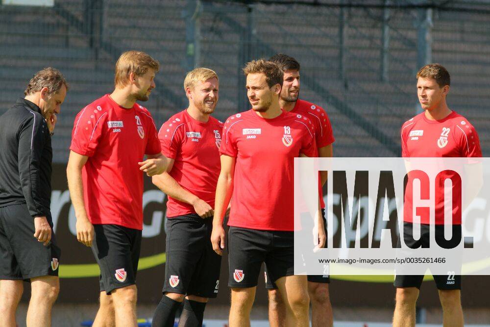 Lawn start of FC Energie Cottbus with spectators Soccer 3 Liga Rasen Training start FC Energie Cottbus