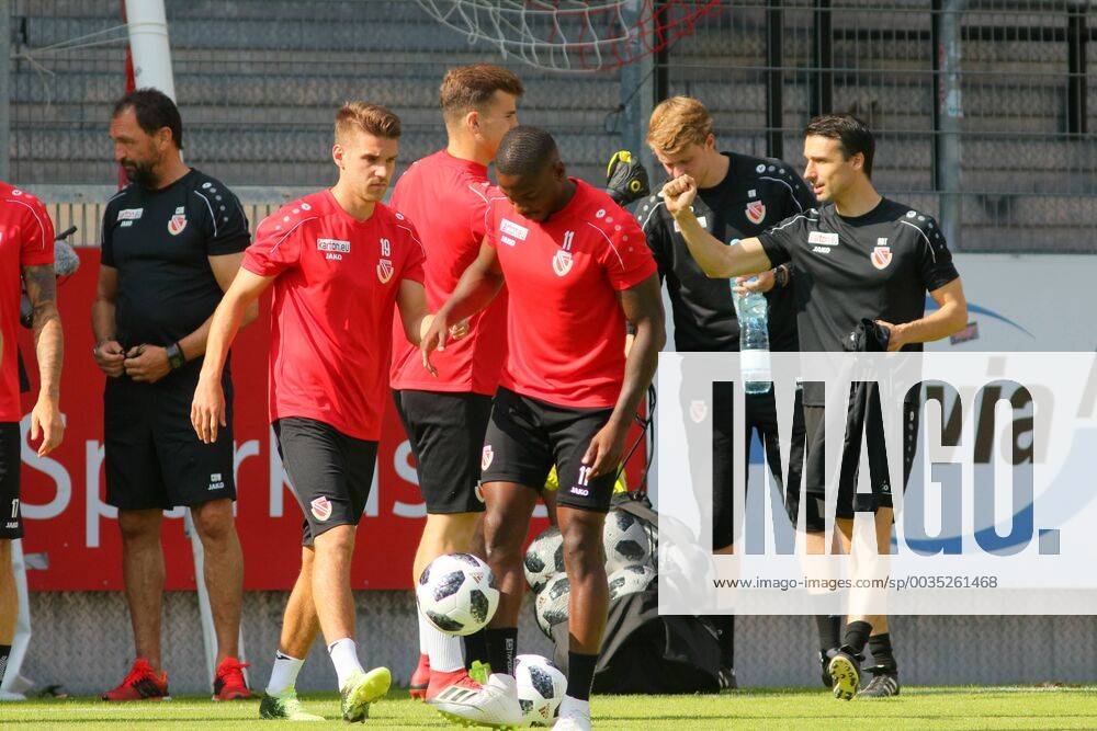 Lawn start of FC Energie Cottbus with spectators 11 Streli Mamba Soccer 3 Liga Rasen Training start FC Energie Cottbus