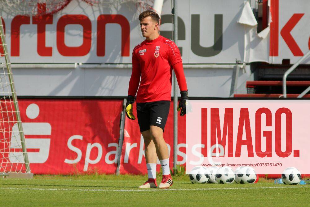 Lawn start of FC Energie Cottbus with spectators 3 Goalkeeper Tim Stawecki Soccer 3 Liga Rasen Training start FC Energie Cottbus