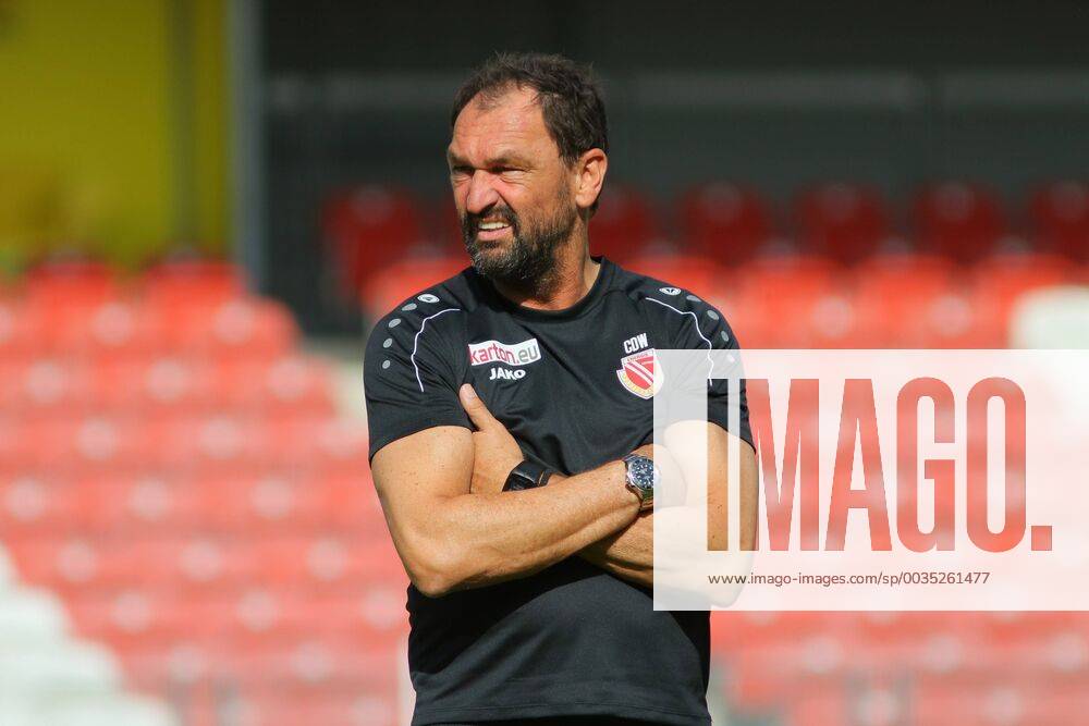 Lawn start of FC Energie Cottbus with spectators Head coach Claus Dieter Pele Wollitz Energie Cottbus Soccer 3 Liga Rasen training start FC Energie Cottbus