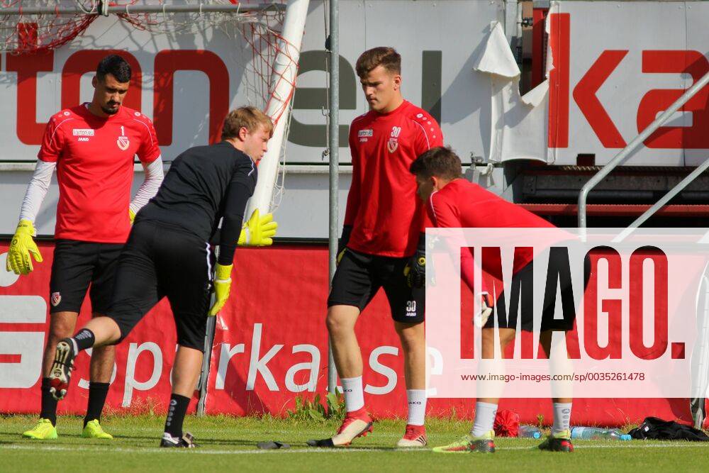 Turfs start of the FC Energie Cottbus with spectators Goalkeeper training Soccer 3 Liga Rasen Training start FC Energie Cottbus