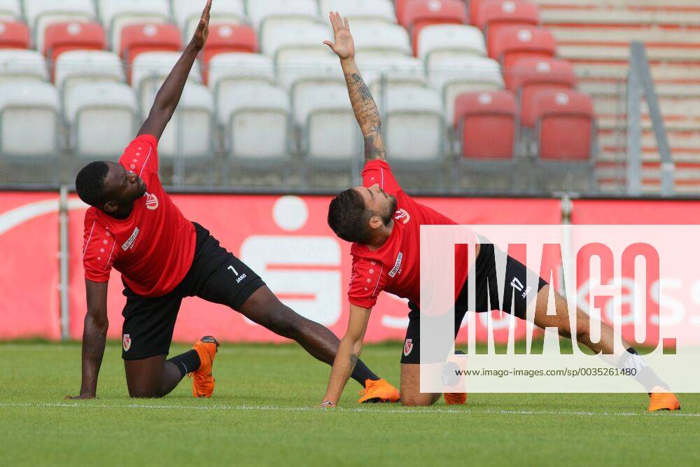Turf Start of the FC Energie Cottbus with spectators 7 Kevin Weidlich Energie Cottbus l 17 Maximilian Zimmer Energie Cottbus r Soccer 3 Liga Rasen Training start FC Energie Cottbus