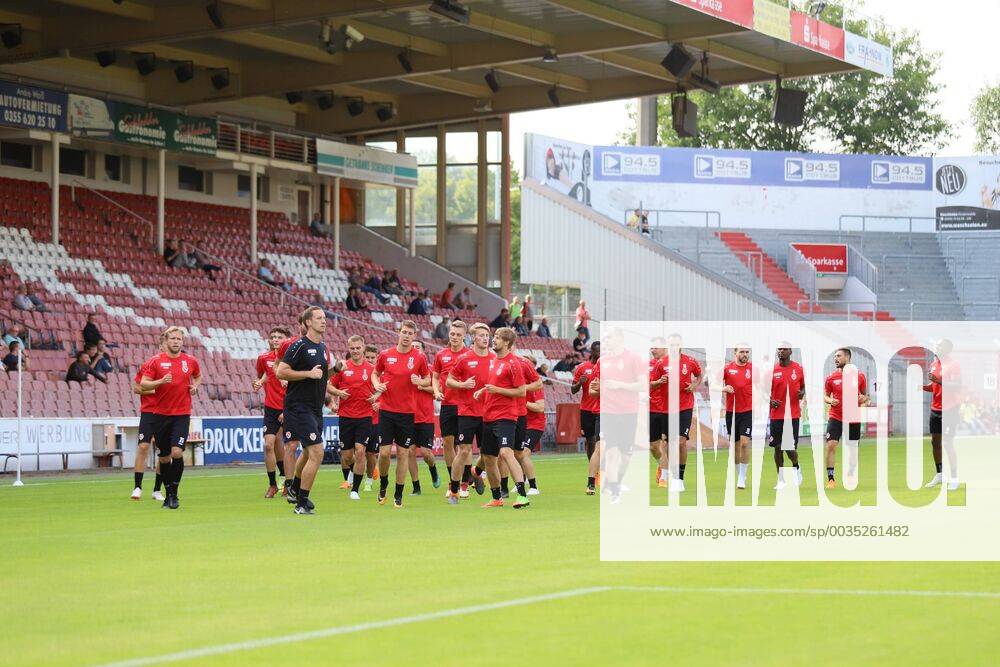 Lawn start of FC Energie Cottbus with spectators Soccer 3 Liga Rasen Training start FC Energie Cottbus
