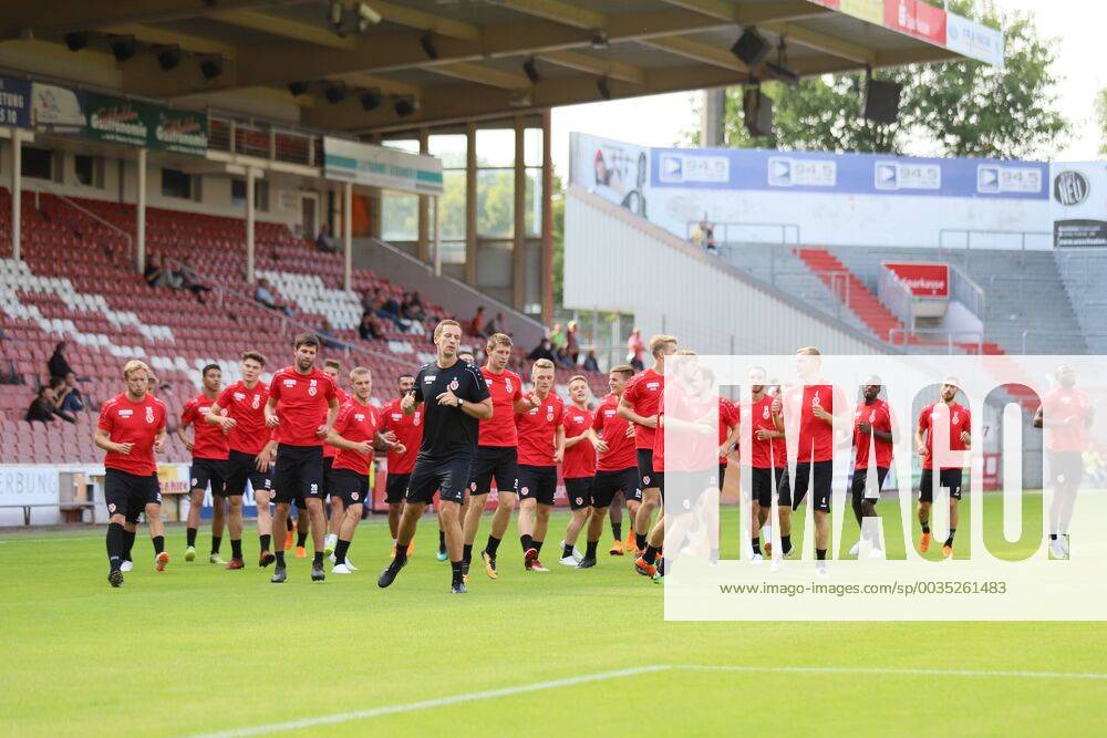 Lawn start of FC Energie Cottbus with spectators Soccer 3 Liga Rasen Training start FC Energie Cottbus
