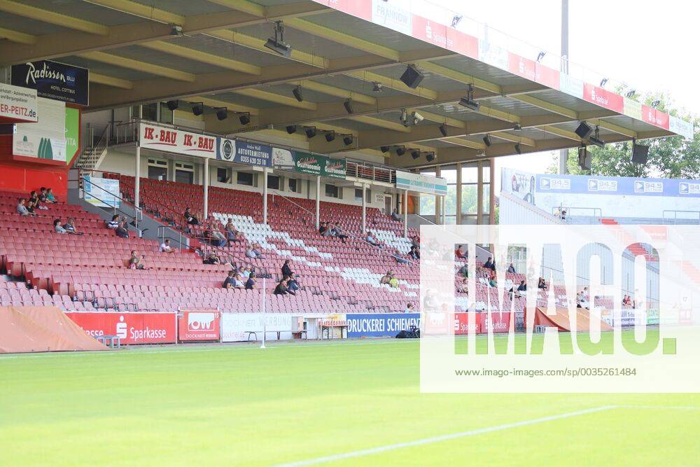 Lawn start of FC Energie Cottbus with spectators Soccer 3 Liga Rasen Training start FC Energie Cottbus