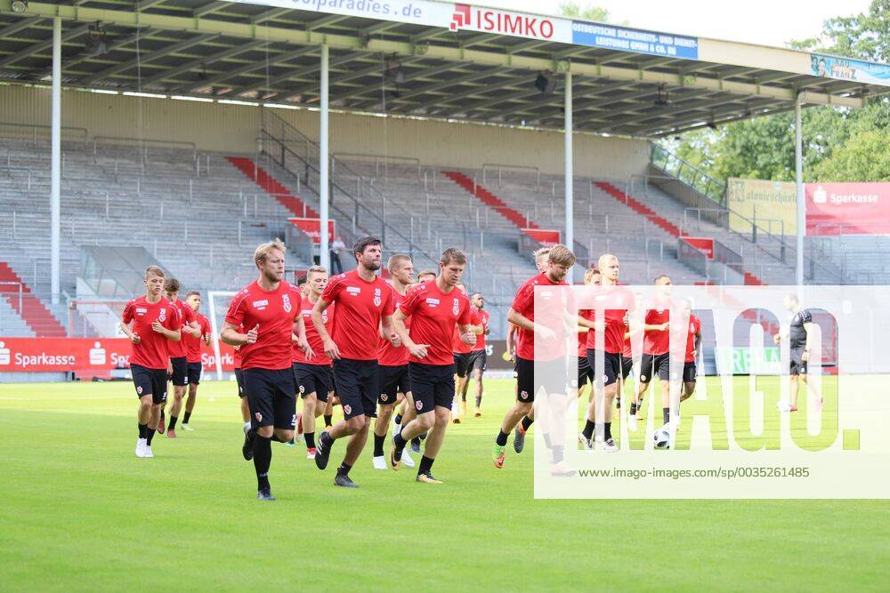 Lawn start of FC Energie Cottbus with spectators Soccer 3 Liga Rasen Training start FC Energie Cottbus