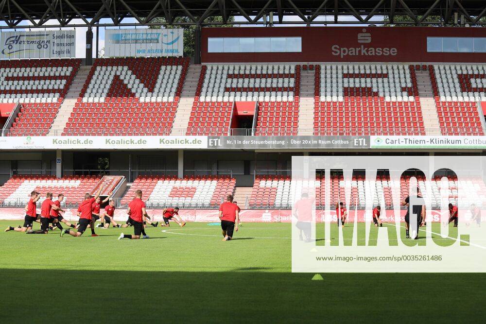 Lawn start of FC Energie Cottbus with spectators Soccer 3 Liga Rasen Training start FC Energie Cottbus