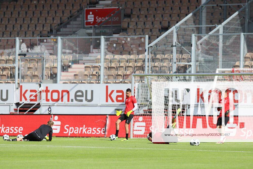 Turfs start of the FC Energie Cottbus with spectators Goalkeeper training Soccer 3 Liga Rasen Training start FC Energie Cottbus