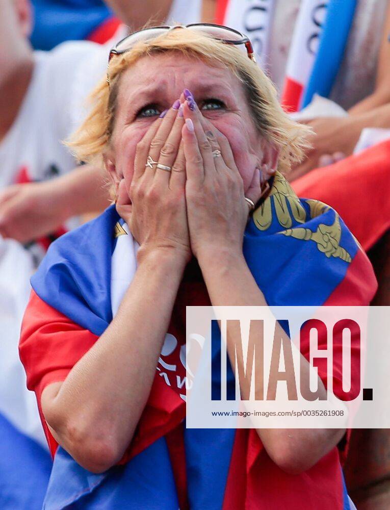 Football fans watching a live broadcast of the 2018 FIFA World Cup WM Weltmeisterschaft Fussball Group A match between Uruguay and Russia. Dmitry Rogulin TASS TS086447