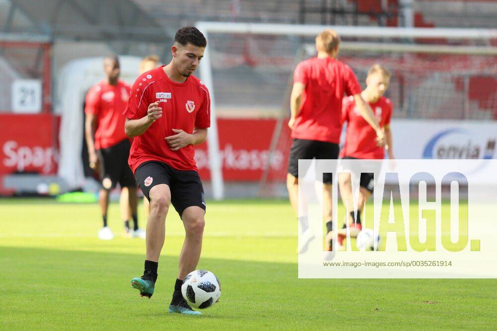 Lawn start of FC Energie Cottbus with spectators Auditions player Aykut Soyak Soccer 3 Liga Rasen Training start FC Energie Cottbus