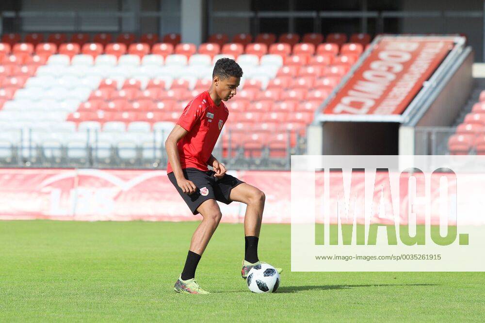 Lawn start of FC Energie Cottbus with spectators Kevin Schade Soccer 3 Liga Rasen Training start FC Energie Cottbus