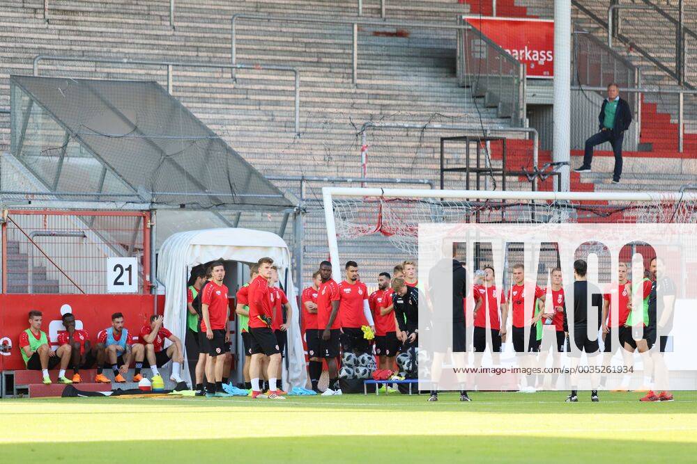 Lawn start of FC Energie Cottbus with spectators Soccer 3 Liga Rasen Training start FC Energie Cottbus
