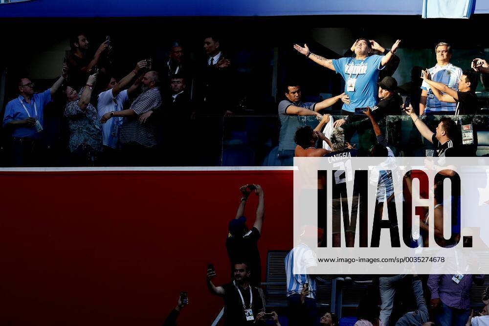 WM 2018, Nigeria - Argentinien, Diego Maradona auf der Tribüne Saint Petersburg, 26-06-2018 , World Cup 2018 , Saint Petersburg Stadium. Diego Maradona celebrating the 1-0 of Lionel Messi (not in photo) during the match Nigeria - Argentinia Nigeria - Argentinia x2291266x