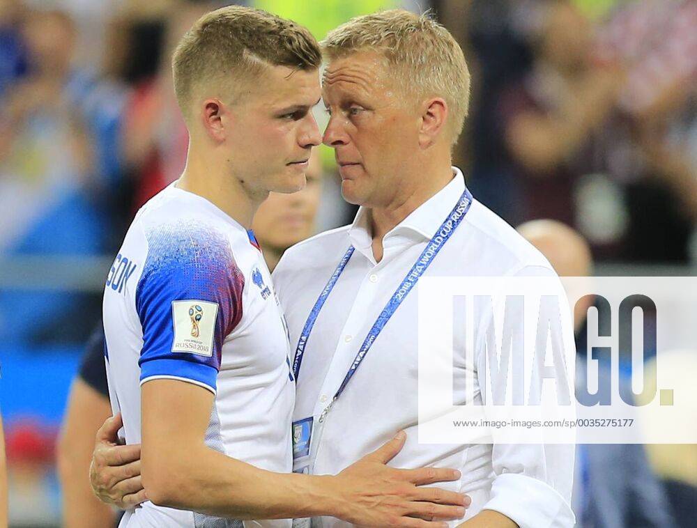 - SPORT WM 2018, Island - Kroatien ROSTOV-ON-DON, RUSSIA - JUNE 26, 2018: Iceland s Alfred Finnbogason (L) and manager Heimir Hallgrimsson after a 2018 FIFA World Cup WM Weltmeisterschaft Fussball Group D football match against Croatia at Rostov Arena. Croatia won the game 2-1. Valery Matytsin TASS TS0868DA