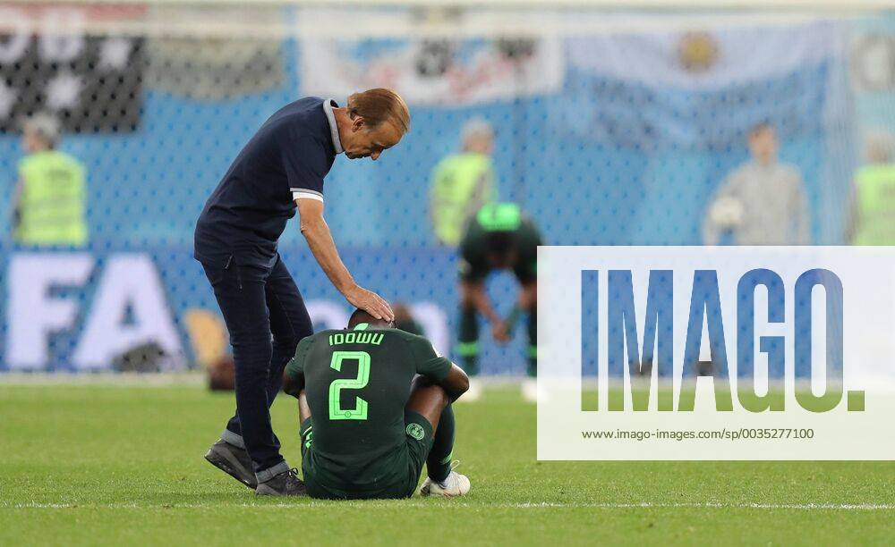- SPORT (180626) -- SAINT PETERSBURG, June 26, 2018 -- Nigeria s head coach Gernot Rohr (L) comforts Bryan Idowu after the 2018 FIFA World Cup WM Weltmeisterschaft Fussball Group D match between Nigeria and Argentina in Saint Petersburg, Russia, June 26, 2018. Argentina won 2-1 and advanced to the round of 16. ) (SP)RUSSIA-SAINT PETERSBURG-2018 WORLD CUP-GROUP D-NIGERIA VS ARGENTINA YangxLei
