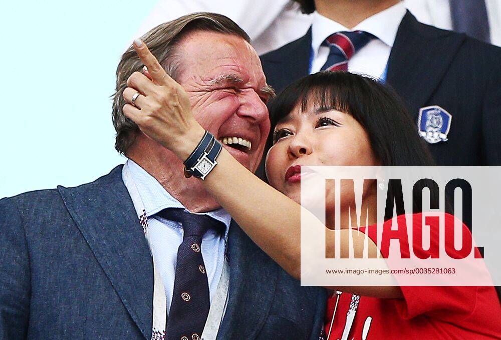Bilder de Tages - SPORT KAZAN, RUSSIA - JUNE 27, 2018: Germany s former Chancellor, Nord Stream AG Chairman Gerhard Schroder (L) attends a 2018 FIFA World Cup WM Weltmeisterschaft Fussball Group F match between South Korea and Germany at Kazan Arena Stadium. Yegor Aleyev TASS TS086AB8