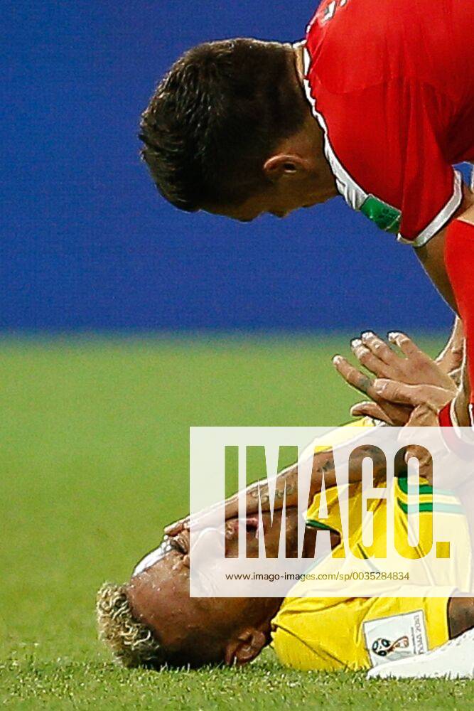 KW26 Bilder de Tages - SPORT Serbia vs Brazil MOSCOU, MO - 27.06.2018: SERBIA VS BRAZIL - Neymar Jr. of Brazil falls on the pitch after playing with Serbia& 3Dusan TadiTadic during a match between Serbia and Brazil, valid for the third round of group E of the 2018 World Cup, held at the Otkrytie Arena in Moscow, Russia. (Photo: Marcelo Machado de Melo Fotoarena) x1557086x MarceloxMachadoxdexMelo