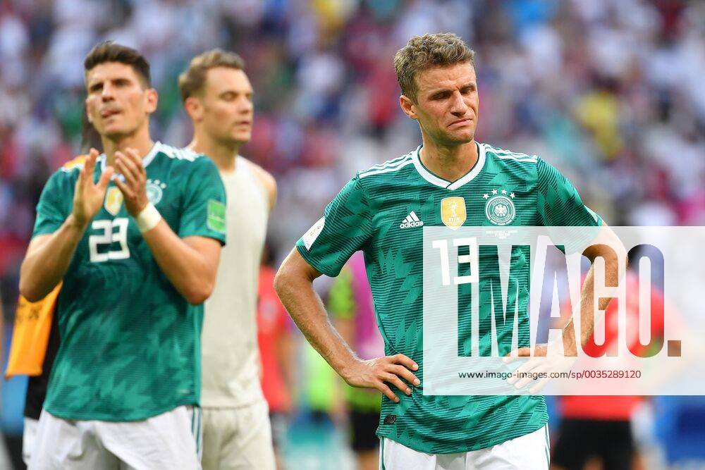 V re Thomas MUELLER GER after end of game Mario GOMEZ GER hi Manuel NEW goalie GER cries cry disappointed frustrated dejected Action South Korea KOR Germany GER 2 0 Preliminary Group F match 43 on 27 06 2018 in Kazan Kazan Arena World Cup 2018 in Russia vom 14 06 15 07 2018