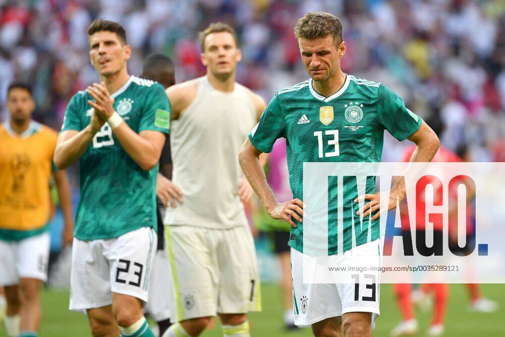 V re Thomas MUELLER GER after end of game Mario GOMEZ GER hi Manuel NEW goalie GER cries cry disappointed frustrated dejected Action South Korea KOR Germany GER 2 0 Preliminary Group F match 43 on 27 06 2018 in Kazan Kazan Arena World Cup 2018 in Russia vom 14 06 15 07 2018