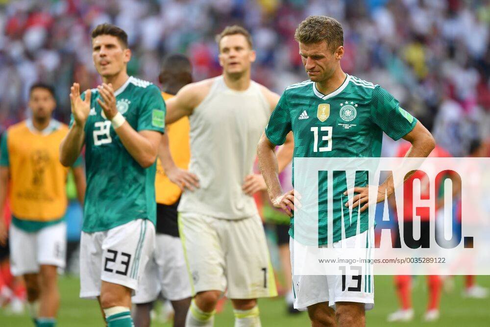 V re Thomas MUELLER GER after end of game Mario GOMEZ GER hi Manuel NEW goalie GER cries cry disappointed frustrated dejected Action South Korea KOR Germany GER 2 0 Preliminary Group F match 43 on 27 06 2018 in Kazan Kazan Arena World Cup 2018 in Russia vom 14 06 15 07 2018